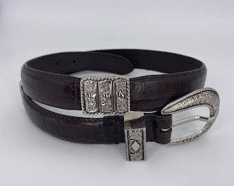 Cinturón vintage marrón de piel de cocodrilo con hebilla plateada y conchos de filigrana, talla pequeña para mujer