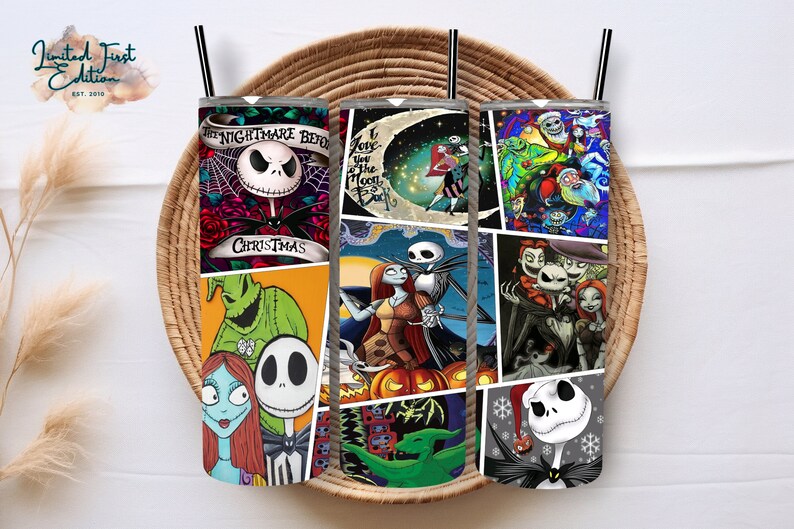 K&ouml;nnte beinhalten: Drei Nightmare Before Christmas-Tassen mit verschiedenen Designs. Die erste Tasse zeigt Jack Skellington mit dem Text "The Nightmare Before Christmas". Die zweite Tasse zeigt Jack Skellington und Sally mit dem Text "I love you to the moon and back". Die dritte Tasse zeigt eine Collage verschiedener Figuren aus dem Film.