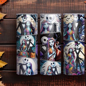 K&ouml;nnte beinhalten: Vier Edelstahlbecher mit einem Comic-Design mit Jack Skellington und Sally aus Nightmare Before Christmas. Die Becher sind schwarz-wei&szlig; mit bunten Akzenten.