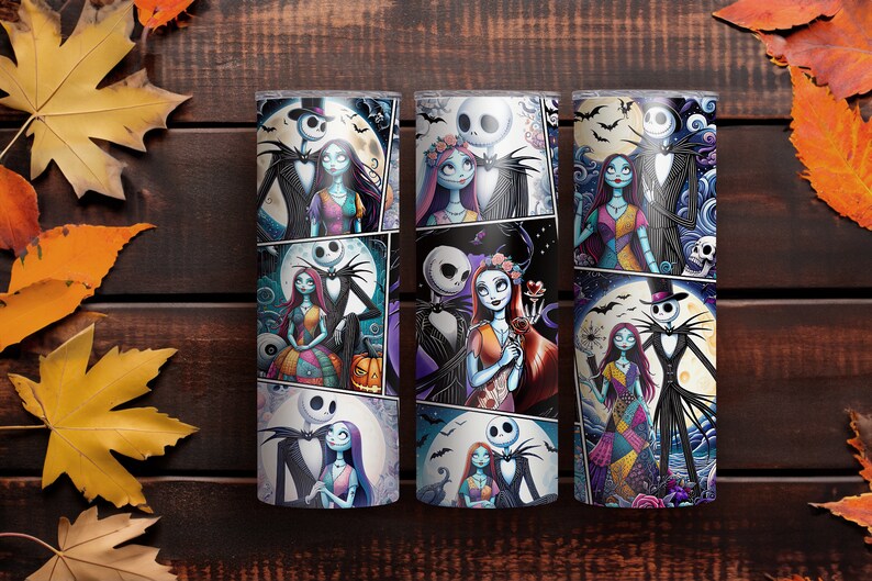 K&ouml;nnte beinhalten: Vier Edelstahlbecher mit einem Comic-Design mit Jack Skellington und Sally aus Nightmare Before Christmas. Die Becher sind schwarz-wei&szlig; mit bunten Akzenten.