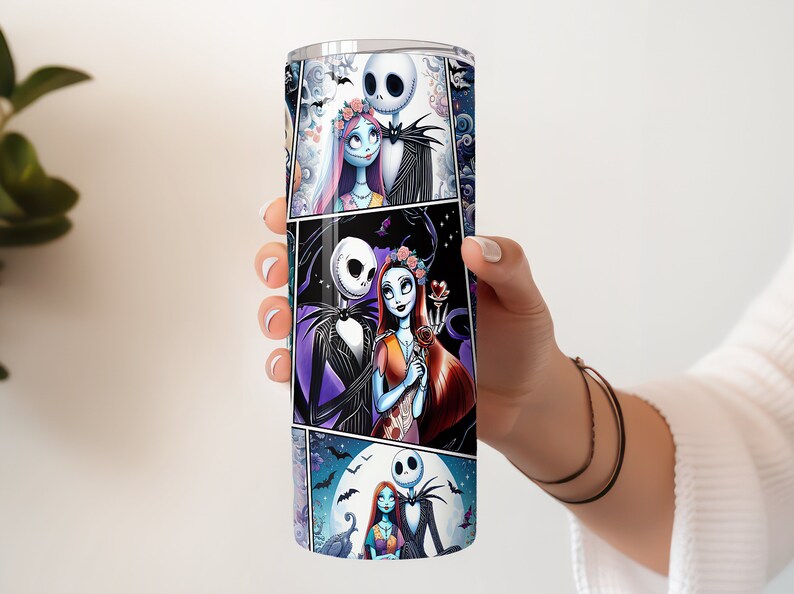 K&ouml;nnte beinhalten: Ein Edelstahlbecher mit einem farbenfrohen Design, das Jack Skellington und Sally aus Nightmare Before Christmas zeigt. Das Design enth&auml;lt mehrere Bilder des Paares in verschiedenen Posen.