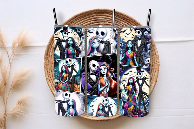 K&ouml;nnte beinhalten: Drei Edelstahlbecher mit einem bunten Grafikdruck von Jack Skellington und Sally aus dem Film Nightmare Before Christmas. Die Becher sind in einer Reihe auf einem geflochtenen Korb angeordnet.