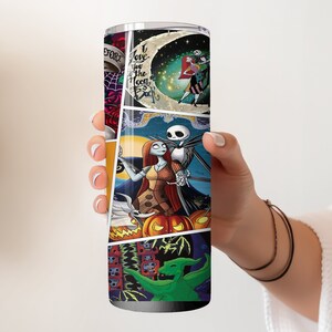 K&ouml;nnte beinhalten: Ein Edelstahlbecher mit einer bunten Collage von Bildern aus dem Film Nightmare Before Christmas. Die Bilder zeigen Jack Skellington, Sally und Oogie Boogie. Der Text "Ich liebe dich bis zum Mond und zur&uuml;ck" ist ebenfalls enthalten.