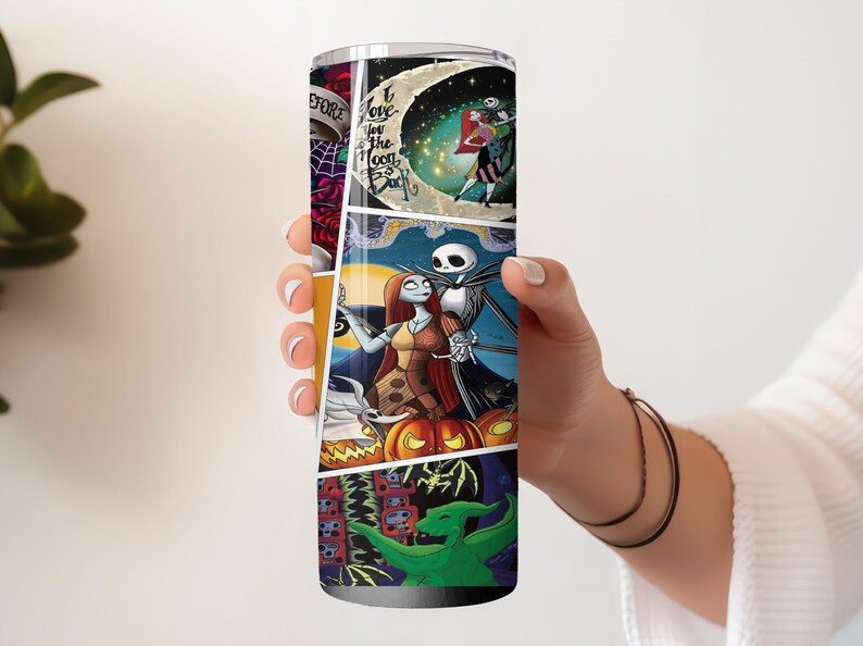 K&ouml;nnte beinhalten: Ein Edelstahlbecher mit einer bunten Collage von Bildern aus dem Film Nightmare Before Christmas. Die Bilder zeigen Jack Skellington, Sally und Oogie Boogie. Der Text "Ich liebe dich bis zum Mond und zur&uuml;ck" ist ebenfalls enthalten.