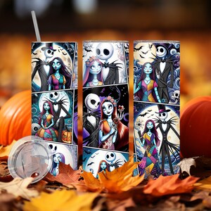 K&ouml;nnte beinhalten: Drei Edelstahlbecher mit einem farbenfrohen Cartoon-Design mit Jack Skellington und Sally aus Nightmare Before Christmas. Die Becher sind von Herbstlaub und einem K&uuml;rbis umgeben.