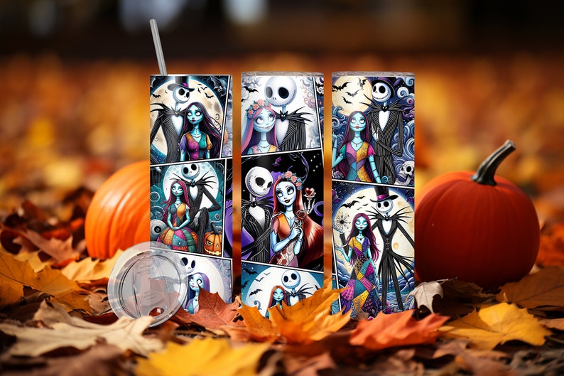 K&ouml;nnte beinhalten: Drei Edelstahlbecher mit einem farbenfrohen Cartoon-Design mit Jack Skellington und Sally aus Nightmare Before Christmas. Die Becher sind von Herbstlaub und einem K&uuml;rbis umgeben.