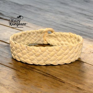 Pulsera de piel de canguro con 8 trenzas planas y botón de bucle