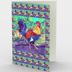 Könnte beinhalten: Grußkarte mit einer farbenfrohen Hahn-Illustration. Der Hahn ist mit roten, gelben, blauen und orangen Federn dargestellt. Die Karte hat einen Rand mit sich wiederholenden Hahn-Bildern und einen türkisfarbenen Hintergrund.