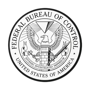 Könnte beinhalten: Runder schwarz-weißer Aufkleber mit der Aufschrift "FEDERAL BUREAU OF CONTROL" und "UNITED STATES OF AMERICA". Das Design umfasst einen Adler, einen Turm, einen Schlüssel, ein Schwert und den lateinischen Satz "INVENIO INVESTIGATIO IMPERIUM".