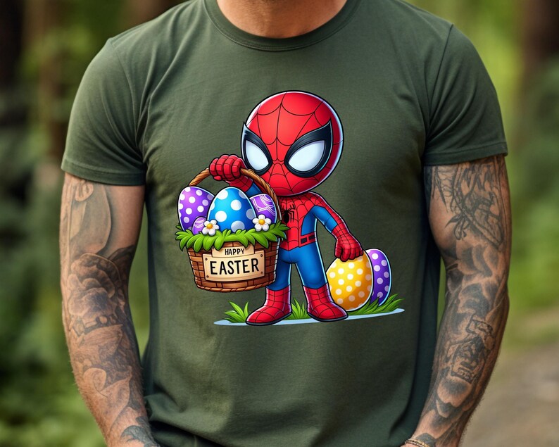 以下が含まれることがあります： 緑色のTシャツに、イースターエッグの入ったバスケットを持ったスパイダーマンの漫画の画像が描かれています。バスケットには「ハッピーイースター」と書かれています。
