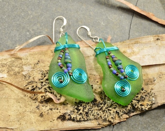 Authentique boucles d'oreilles pendantes en verre de plage et de mer du Maine, paons verts, bijoux artisanaux uniques colorés du Maine