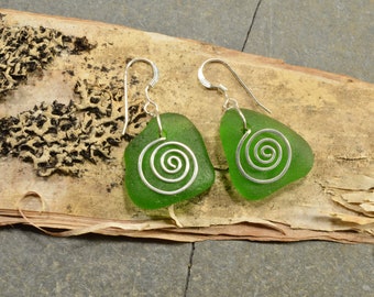 Belles boucles d’oreilles en verre de mer/plage du Maine authentique vert émeraude avec spirales en argent sterling forgées à la main