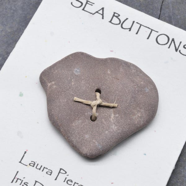Großes rotes Herz mit rustikalem rotem Stein...ein natürlich ozeanförmiger Knopf aus Maine sea ein einzigartiges Statement zum Stricken oder als Schmuck