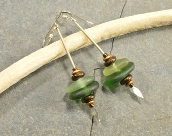 Boucles d'oreilles pendantes doubles cairn en verre de mer du Maine, vert mousse et vert forêt, avec tons bronze, bijoux écologiques en verre de mer
