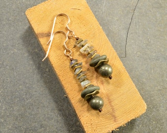 Boucles d'oreilles en labradorite en os de poisson fabriquées avec de véritables pierres de la mer du Maine et de la pyrite, style océan respectueux de l'environnement