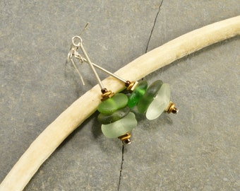 Boucles d'oreilles pendantes cairn triple cairn en verre de mer du Maine authentiques verts d'hiver avec des tons bronze bijoux en verre de mer écochic
