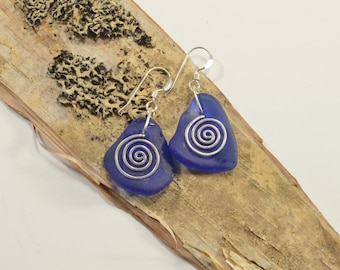 Spirale magique... une belle paire de boucles d'oreilles bleu cobalt naturel intense en verre de la mer du Maine avec des spirales en argent sterling forgées à la main