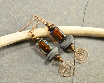 Boucles d’oreilles éclectiques terreuses funky faites avec des pierres de mer/plage du Maine forgées à la main des spirales de fil de bronze