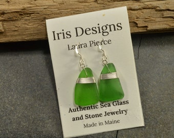 Boucles d’oreilles en verre de mer/plage du Maine véritable vert émeraude avec simple arrimage en argent sterling style océan respectueux de l’environnement