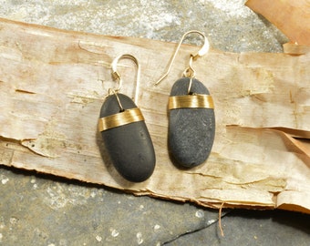 Petites choses simples attachés en fil rempli d’or et authentiques boucles d’oreilles en pierre de mer noire du Maine