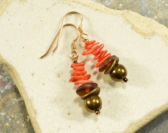 Véritables boucles d’oreilles en verre de mer brun du Maine avec corail rouge et perles tchèques cuivrées flirty écologique plaisir pour les vacances