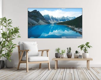 Paisaje con reflejo de montaña y lago alpino, arte de pared azul imprimible, arte natural invernal, decoración del hogar tranquila y neutra, descarga digital