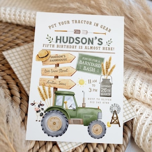 Könnte beinhalten: Eine Geburtstagseinladung im Bauernhof-Stil mit einem grünen Traktor, einer Kuh und einer Windmühle. Die Einladung enthält den Text "HUDSON'S FIFTH BIRTHDAY IS ALMOST HERE!" sowie Details zur Veranstaltung.