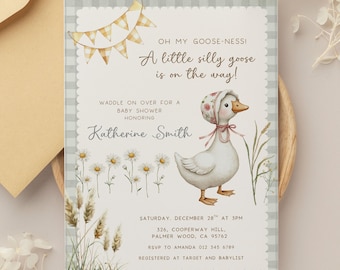 Peut inclure: Faire-part de baby shower au design fantaisiste. L'invitation présente une oie de dessin animé portant un bonnet, des marguerites et le texte "Oh My Goose-Ness! A little silly goose is on the way!". L'invitation est sur un fond vichy gris clair.