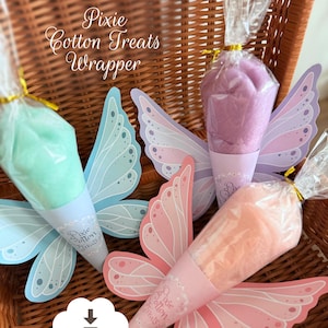 Peut inclure: Un panier en osier contient des friandises de barbe à papa emballées dans du cellophane transparent. Chaque friandise est ornée d'ailes de papillon en papier bleues, roses et violettes. Le texte "Pixie Cotton Treats Wrapper" est visible.