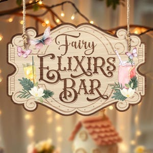 K&ouml;nnte beinhalten: Ein Holzschild mit einem m&auml;rchenhaften Feen-Thema. Es tr&auml;gt die Aufschrift "Fairy Elixirs Bar" mit einem rosafarbenen Getr&auml;nk, Schmetterlingen und Blumen.