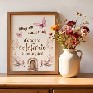 Puede incluir: Un cartel imprimible con un tema de hadas caprichoso. El cartel presenta una puerta de madera marrón con un aldaba, rodeada de follaje rosa y verde. El texto dice "Wings on, wands ready, it's time to celebrate in true fairy style!"