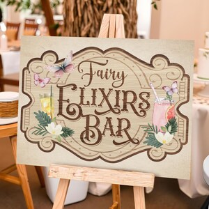 K&ouml;nnte beinhalten: Ein Holzschild mit braunem Rand und hellbraunem Hintergrund. Das Schild tr&auml;gt die Aufschrift "Fairy Elixirs Bar" in braunen Lettern mit einer stilisierten Schriftart. Auf dem Schild sind Bilder von Schmetterlingen und Getr&auml;nken zu sehen.