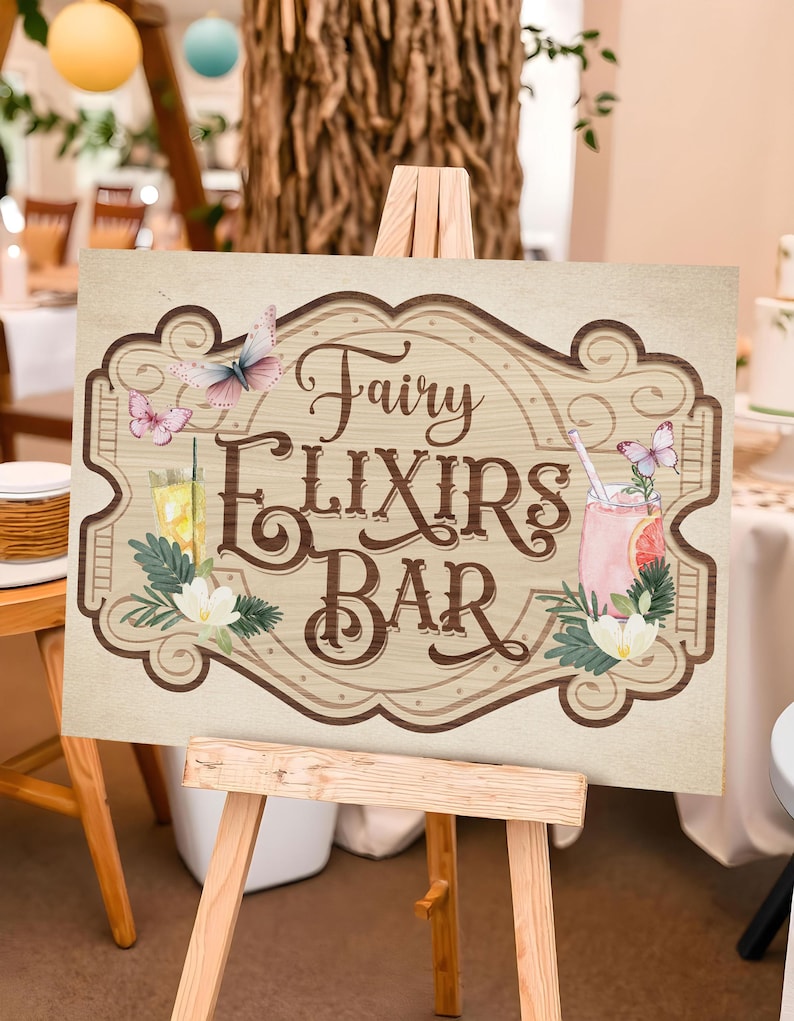 K&ouml;nnte beinhalten: Ein Holzschild mit braunem Rand und hellbraunem Hintergrund. Das Schild tr&auml;gt die Aufschrift "Fairy Elixirs Bar" in braunen Lettern mit einer stilisierten Schriftart. Auf dem Schild sind Bilder von Schmetterlingen und Getr&auml;nken zu sehen.