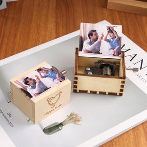 Geburtstag benutzerdefinierte Foto Handkurbel Spieluhr - personalisierte gravierte hölzerne Spieluhr, Jubiläum, Geburtstag, Geschenk für ihn, sie, Kinder, Paar