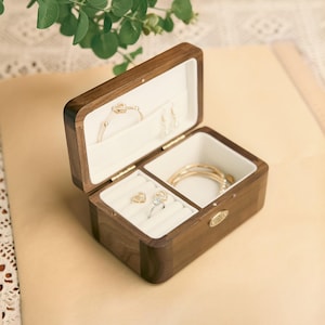 Geburtstagsgeschenk Personalisierte Vintage Spieluhr Schmuckschatulle Benutzerdefinierte gravierte hölzerne Jahrestag Geschenke Schmuckschatulle Geschenk Schmuckschatulle für Mama Her