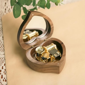 Geburtstagsgeschenk Benutzerdefinierte hölzerne Vintage Herzform personalisierte gravierte Spieluhr Spiegel Spieluhr Jubiläumsgeschenk Spieluhr für Mama sie