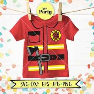Puede incluir: Una camiseta roja de manga corta con un gráfico de uniforme de bombero que incluye un cinturón negro, un hacha gris, rayas reflectantes amarillas y una insignia de bombero amarilla. La prenda muestra un bolsillo negro y el texto Mr. Party.