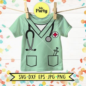 Könnte beinhalten: Ein hellgrünes T-Shirt mit einem aufgedruckten Motiv eines medizinischen Kasacks. Das Design zeigt ein schwarzes Stethoskop, ein rot-weißes medizinisches Kreuz-Emblem und eine Spritze in einer Tasche. Der Text Mr. Party steht über dem T-Shirt.