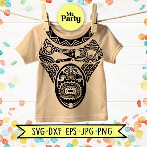 Può includere: Una t-shirt a maniche corte color marrone chiaro con una grande stampa grafica nera caratterizzata da intricati motivi di ispirazione tribale e una figura centrale simile a una maschera. Il design include bordi geometrici e motivi circolari.