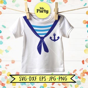 Può includere: Una t-shirt bianca a maniche corte con un design a colletto da marinaio blu scuro con strisce orizzontali azzurre e una cravatta blu scuro. Un'ancora blu scuro è posizionata sul lato sinistro. Il testo Mr. Party è visibile.