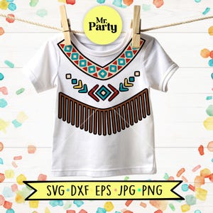 Op de afbeelding: Een wit t-shirt met korte mouwen en een grafische print van een bruin franjeontwerp met een geometrisch patroon in blauwgroen, rood en geel rond de halslijn. Een geel rond label met de tekst Mr. Party is aan de bovenkant bevestigd.