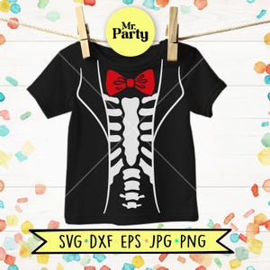 Pode incluir: Uma t-shirt preta de manga curta com um gráfico branco de uma caixa torácica e uma gravata borboleta vermelha na gola. A t-shirt está pendurada num pregador de madeira com uma etiqueta circular amarela que diz Mr. Party.