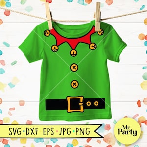 Puede incluir: Camiseta verde con un diseño de disfraz de elfo rojo y amarillo. El diseño incluye un cuello rojo, cascabeles amarillos, un cinturón negro y botones. El texto "SVG - DXF - EPS - JPG - PNG" está en la parte inferior de la imagen. El texto "Mr. Party" está en un círculo amarillo en la parte inferior derecha de la imagen.