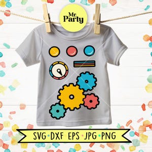Op de afbeelding: Een lichtgrijs t-shirt met korte mouwen en een grafische print van kleurrijke mechanische tandwielen, een ronde meter en drie effen cirkels in geel, rood en blauw. Het ontwerp bevat een rechthoekige balk met horizontale strepen.