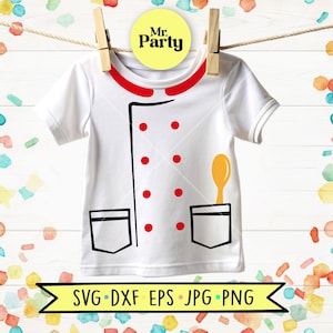 Puede incluir: Una camiseta blanca de manga corta con un gráfico de uniforme de chef que incluye un cuello rojo, una línea vertical negra, seis botones rojos y una cuchara amarilla en un bolsillo. La prenda cuelga con una etiqueta amarilla de Mr. Party.