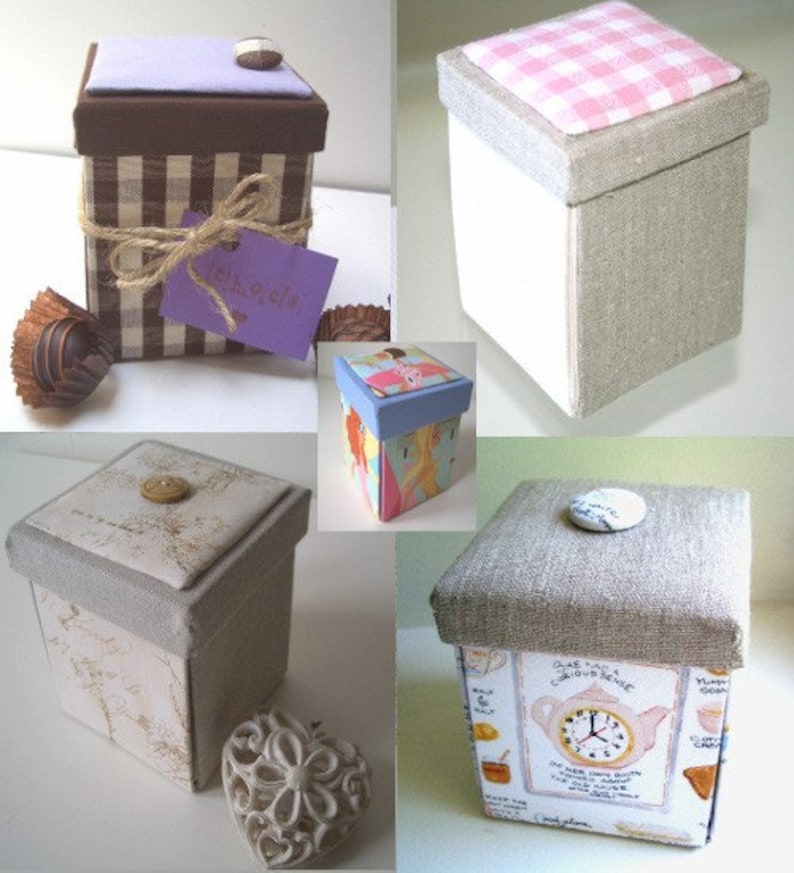 Op de afbeelding: Vier verschillende met stof beklede dozen met verschillende ontwerpen. De dozen zijn vierkant en hebben een deksel. De ontwerpen omvatten een bruin en wit geruit patroon, een roze en wit ruitpatroon, een bloemenpatroon en een ontwerp met een theekopje en een klok.