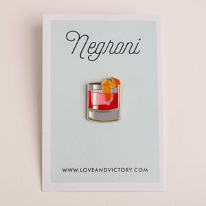 Negroni Cocktail Emaille Pin afbeelding 2