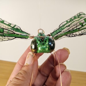 Petite libellule verte, ornement fait main avec des yeux en verre. Fabriqué aux États-Unis