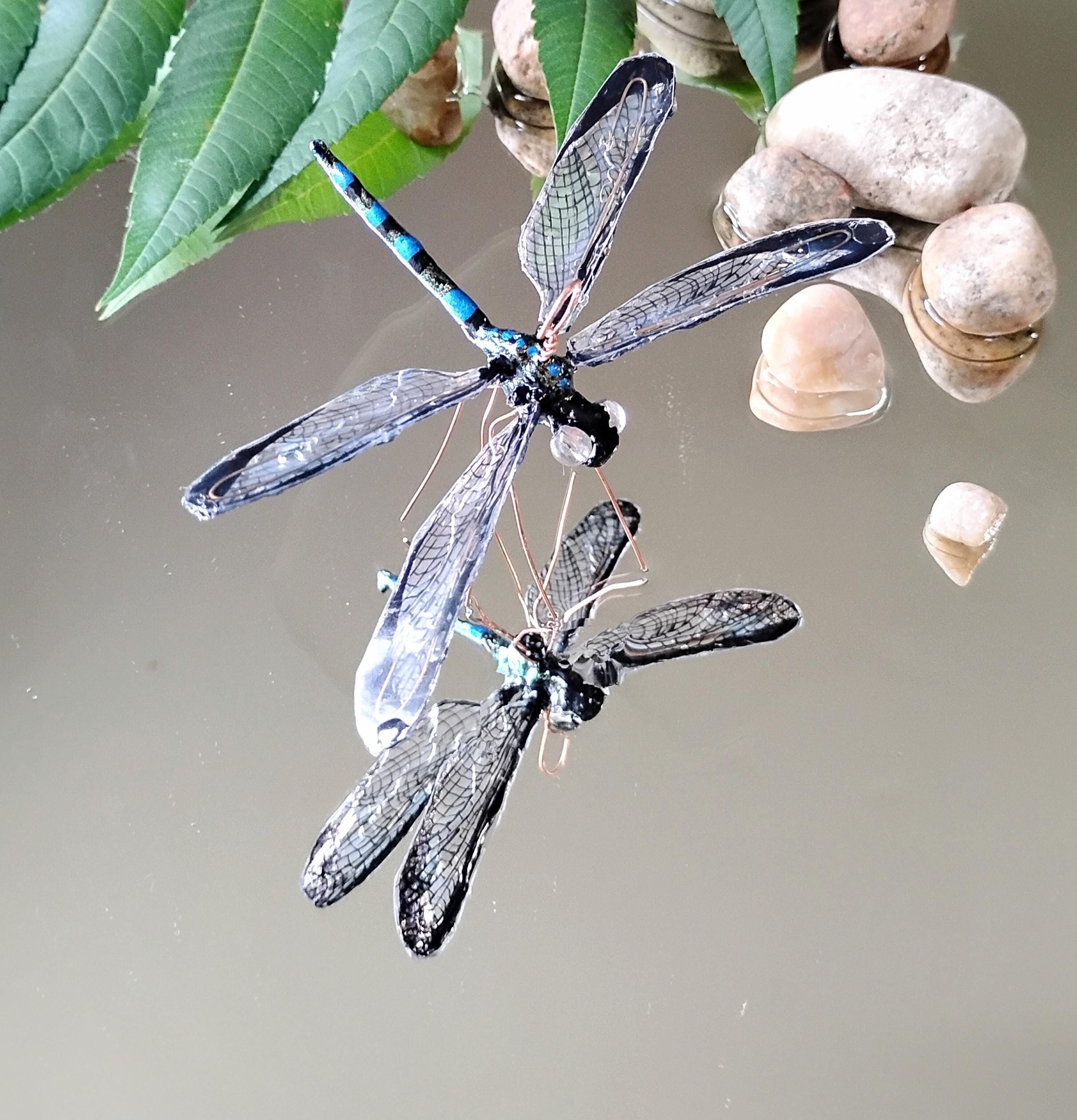 虹色に輝く黒いトンボ。手描きのオーナメントで、ガラスの目が付いてい