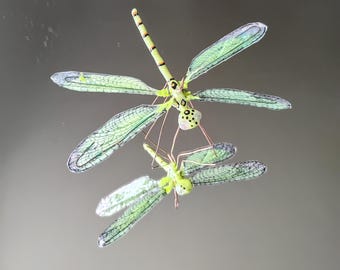 ガラスの目が付いた虹彩色の黒いイトトンボ/トンボのオーナメント